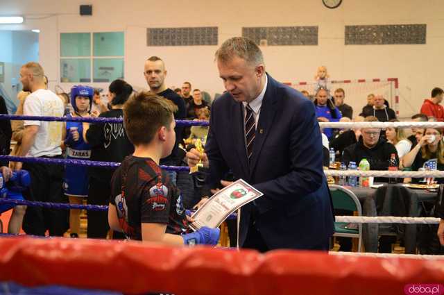 [FOTO,WIDEO] Charytatywna Mikołajkowa Gala bokserska dla Ali i Szymona
