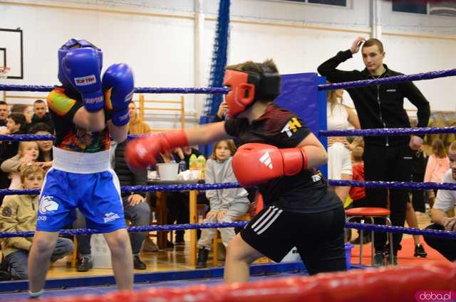 [FOTO,WIDEO] Charytatywna Mikołajkowa Gala bokserska dla Ali i Szymona