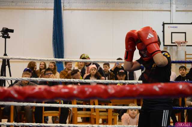 [FOTO,WIDEO] Charytatywna Mikołajkowa Gala bokserska dla Ali i Szymona