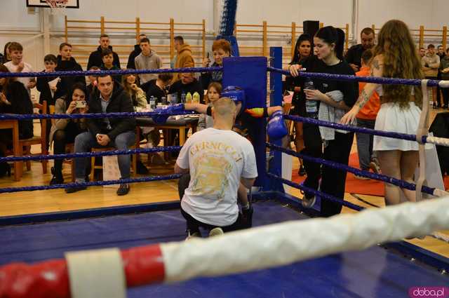 [FOTO,WIDEO] Charytatywna Mikołajkowa Gala bokserska dla Ali i Szymona