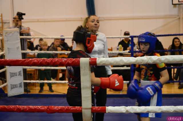 [FOTO,WIDEO] Charytatywna Mikołajkowa Gala bokserska dla Ali i Szymona