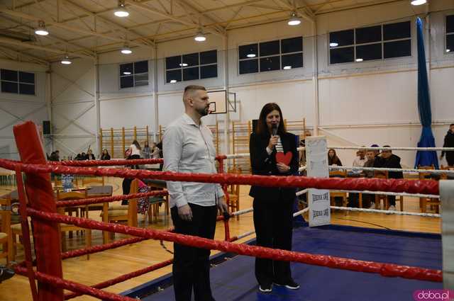 [FOTO,WIDEO] Charytatywna Mikołajkowa Gala bokserska dla Ali i Szymona