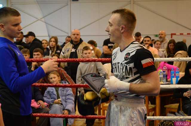 [FOTO,WIDEO] Charytatywna Mikołajkowa Gala bokserska dla Ali i Szymona