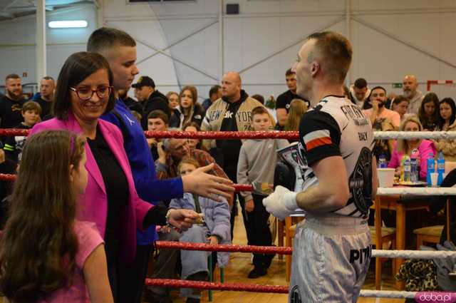 [FOTO,WIDEO] Charytatywna Mikołajkowa Gala bokserska dla Ali i Szymona