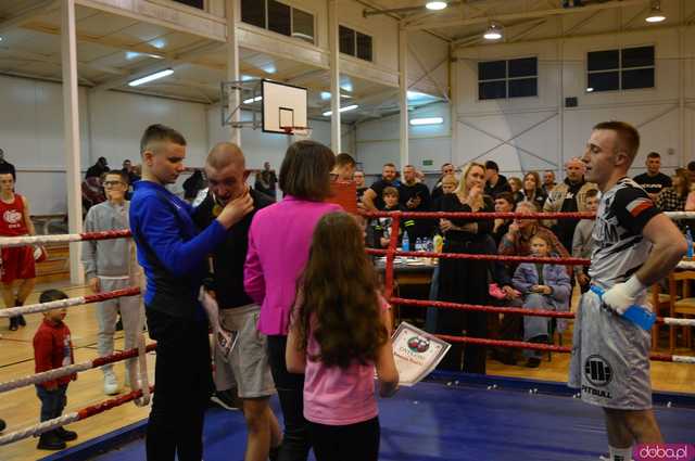 [FOTO,WIDEO] Charytatywna Mikołajkowa Gala bokserska dla Ali i Szymona