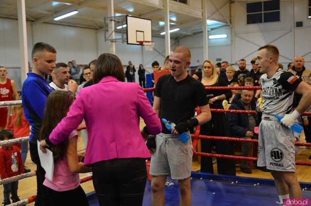 [FOTO,WIDEO] Charytatywna Mikołajkowa Gala bokserska dla Ali i Szymona
