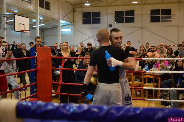 [FOTO,WIDEO] Charytatywna Mikołajkowa Gala bokserska dla Ali i Szymona