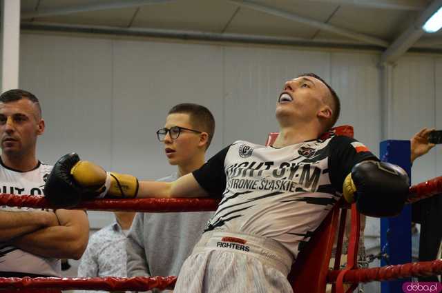 [FOTO,WIDEO] Charytatywna Mikołajkowa Gala bokserska dla Ali i Szymona