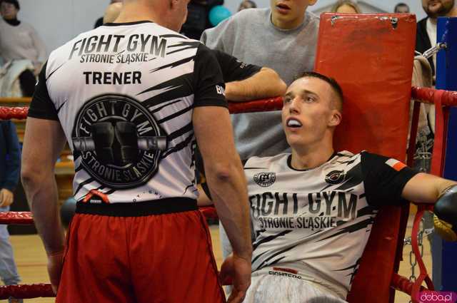 [FOTO,WIDEO] Charytatywna Mikołajkowa Gala bokserska dla Ali i Szymona