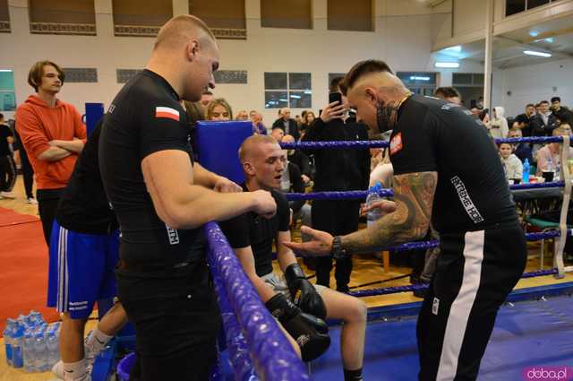 [FOTO,WIDEO] Charytatywna Mikołajkowa Gala bokserska dla Ali i Szymona