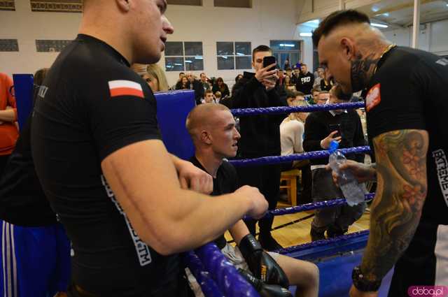 [FOTO,WIDEO] Charytatywna Mikołajkowa Gala bokserska dla Ali i Szymona