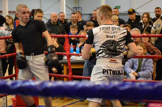 [FOTO,WIDEO] Charytatywna Mikołajkowa Gala bokserska dla Ali i Szymona