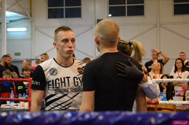 [FOTO,WIDEO] Charytatywna Mikołajkowa Gala bokserska dla Ali i Szymona