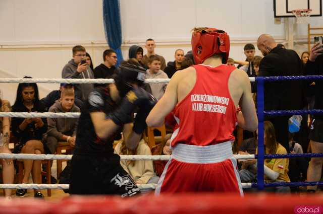 [FOTO,WIDEO] Charytatywna Mikołajkowa Gala bokserska dla Ali i Szymona
