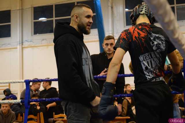 [FOTO,WIDEO] Charytatywna Mikołajkowa Gala bokserska dla Ali i Szymona
