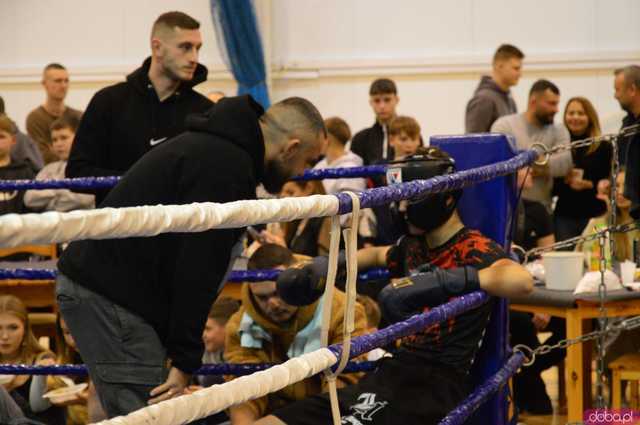 [FOTO,WIDEO] Charytatywna Mikołajkowa Gala bokserska dla Ali i Szymona