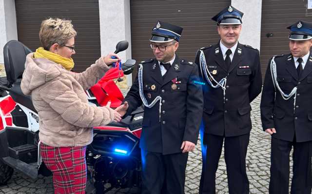 [FOTO] Strażacy z Brzeźnicy i Przyłęku otrzymali nowoczesne quady