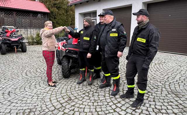 [FOTO] Strażacy z Brzeźnicy i Przyłęku otrzymali nowoczesne quady