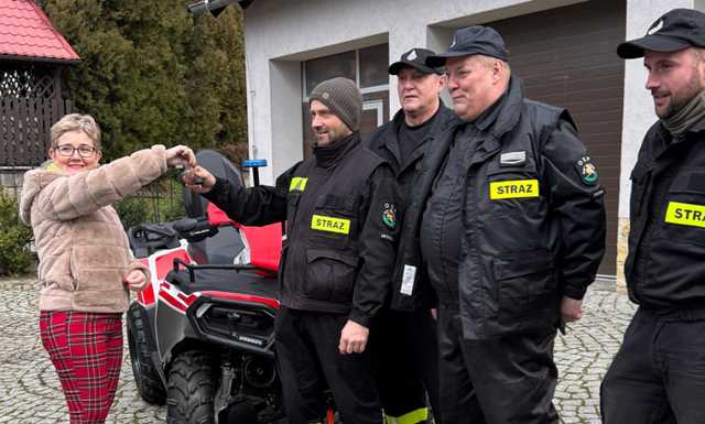 [FOTO] Strażacy z Brzeźnicy i Przyłęku otrzymali nowoczesne quady