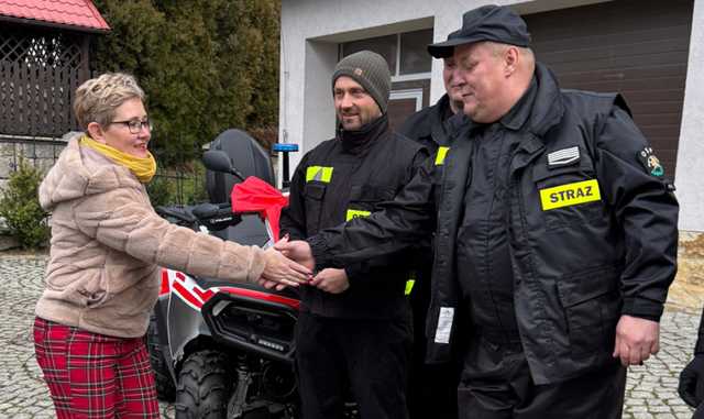 [FOTO] Strażacy z Brzeźnicy i Przyłęku otrzymali nowoczesne quady