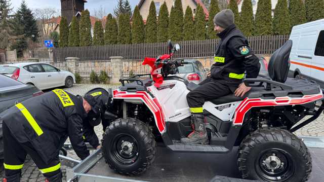 [FOTO] Strażacy z Brzeźnicy i Przyłęku otrzymali nowoczesne quady
