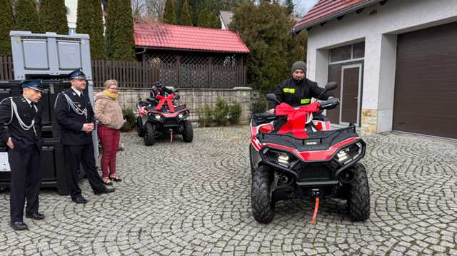 [FOTO] Strażacy z Brzeźnicy i Przyłęku otrzymali nowoczesne quady