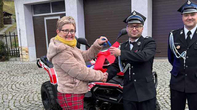 [FOTO] Strażacy z Brzeźnicy i Przyłęku otrzymali nowoczesne quady
