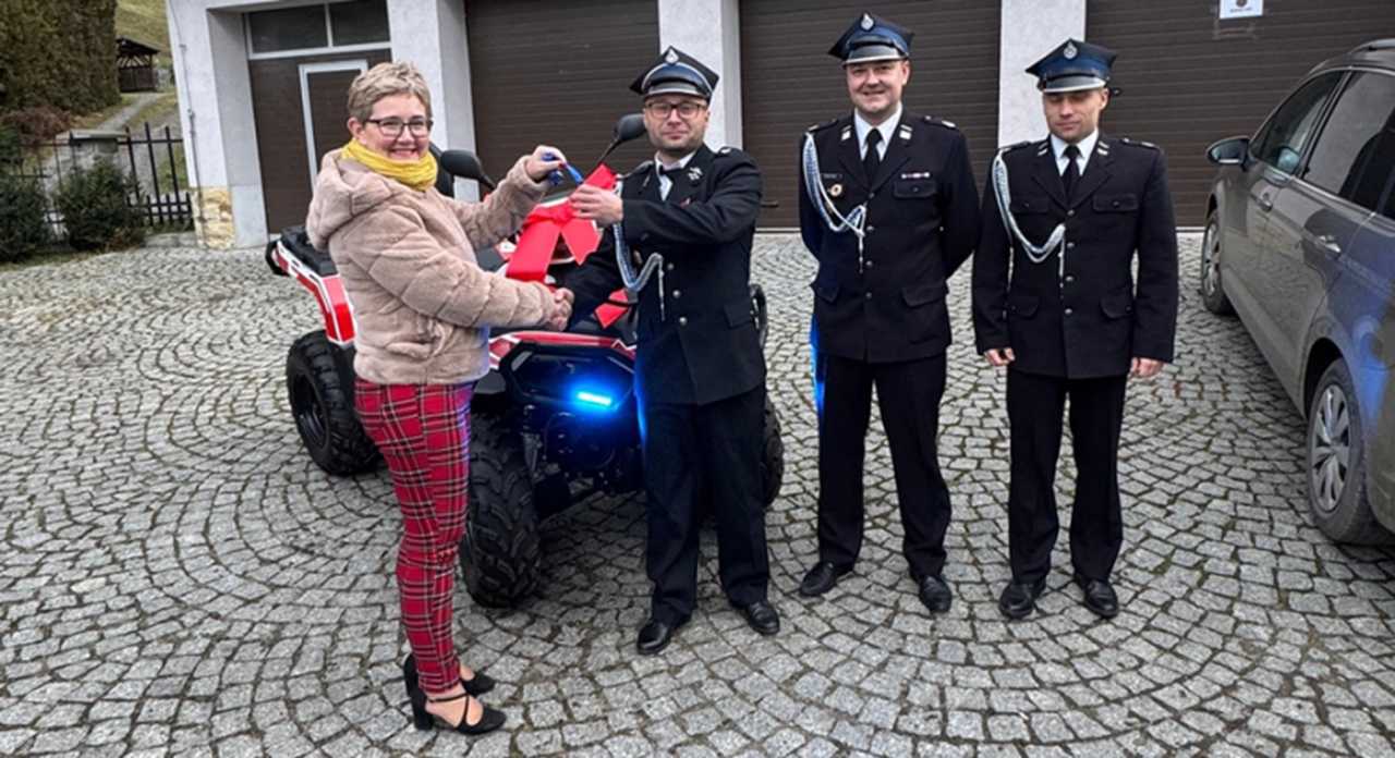 [FOTO] Strażacy z Brzeźnicy i Przyłęku otrzymali nowoczesne quady