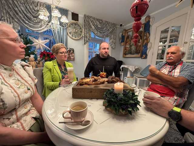 [FOTO] Mistrz piernikarstwa wizytował w Bardzie. To wnuk ostatniego przedwojennego właściciela Bardzkiej Fabryki Pierników