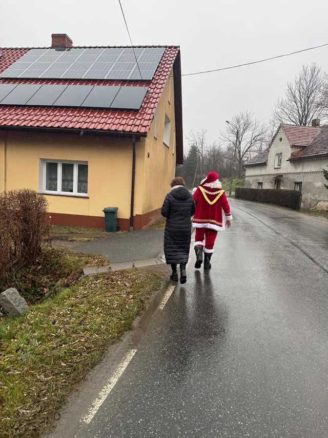 [FOTO] Małe cuda w gminie Stoszowice: Święty Mikołaj odwiedził najmłodszych mieszkańców