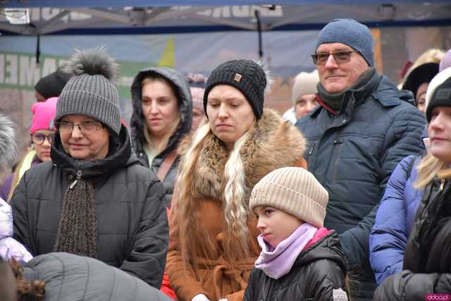 [FOTO] Występy, konkursy i rekordowa liczba stoisk. Ruszył Jarmark Bożonarodzeniowy na ząbkowickim rynku