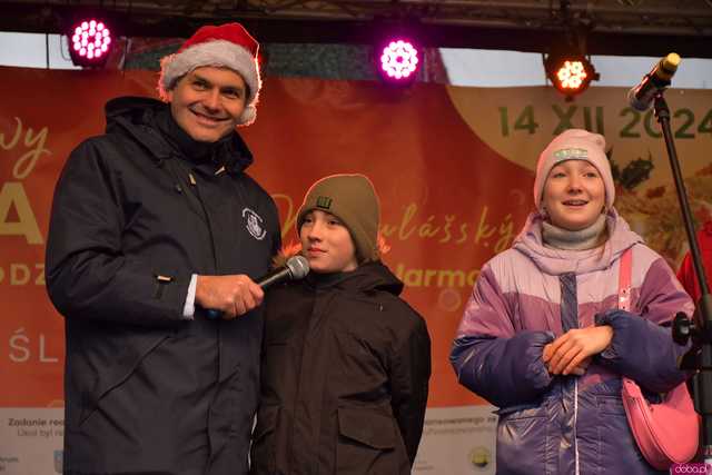 [FOTO] Występy, konkursy i rekordowa liczba stoisk. Ruszył Jarmark Bożonarodzeniowy na ząbkowickim rynku