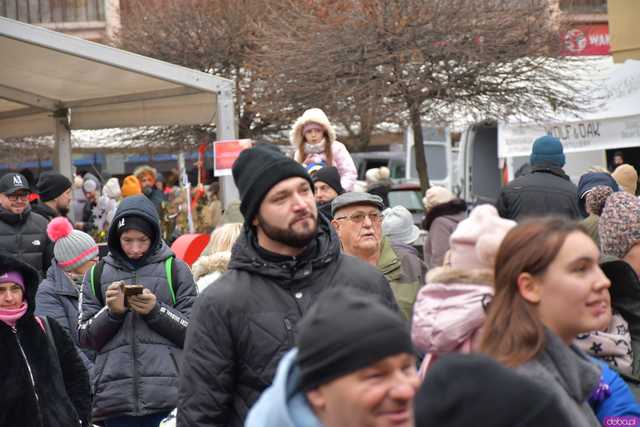 [FOTO] Występy, konkursy i rekordowa liczba stoisk. Ruszył Jarmark Bożonarodzeniowy na ząbkowickim rynku