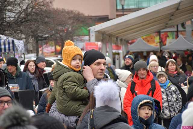 [FOTO] Występy, konkursy i rekordowa liczba stoisk. Ruszył Jarmark Bożonarodzeniowy na ząbkowickim rynku