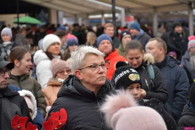 [FOTO] Występy, konkursy i rekordowa liczba stoisk. Ruszył Jarmark Bożonarodzeniowy na ząbkowickim rynku