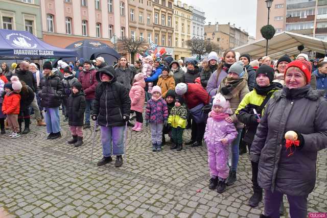 [FOTO] Występy, konkursy i rekordowa liczba stoisk. Ruszył Jarmark Bożonarodzeniowy na ząbkowickim rynku