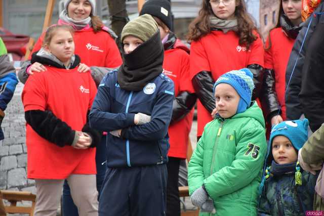 [FOTO] Występy, konkursy i rekordowa liczba stoisk. Ruszył Jarmark Bożonarodzeniowy na ząbkowickim rynku