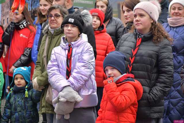 [FOTO] Występy, konkursy i rekordowa liczba stoisk. Ruszył Jarmark Bożonarodzeniowy na ząbkowickim rynku