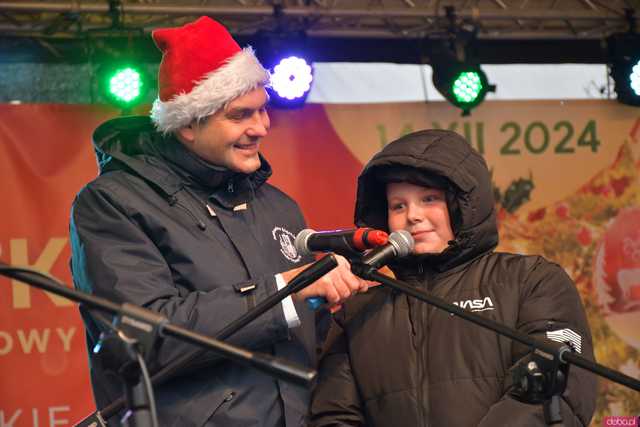 [FOTO] Występy, konkursy i rekordowa liczba stoisk. Ruszył Jarmark Bożonarodzeniowy na ząbkowickim rynku
