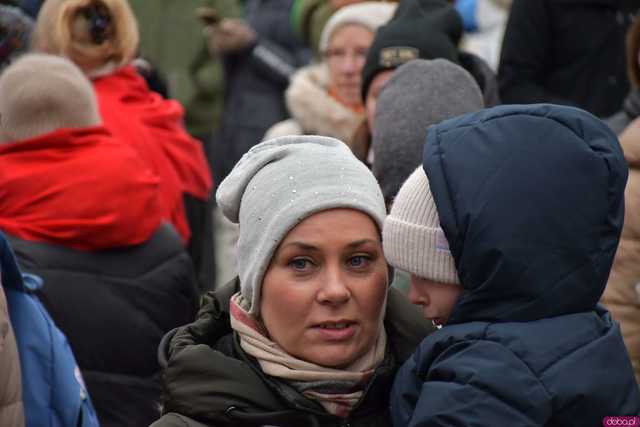 [FOTO] Występy, konkursy i rekordowa liczba stoisk. Ruszył Jarmark Bożonarodzeniowy na ząbkowickim rynku