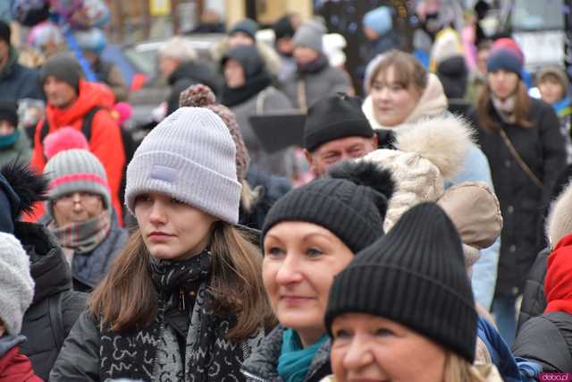 [FOTO] Występy, konkursy i rekordowa liczba stoisk. Ruszył Jarmark Bożonarodzeniowy na ząbkowickim rynku