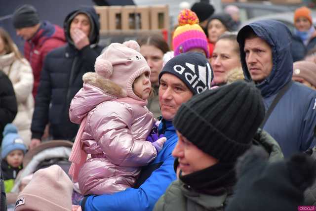 [FOTO] Występy, konkursy i rekordowa liczba stoisk. Ruszył Jarmark Bożonarodzeniowy na ząbkowickim rynku