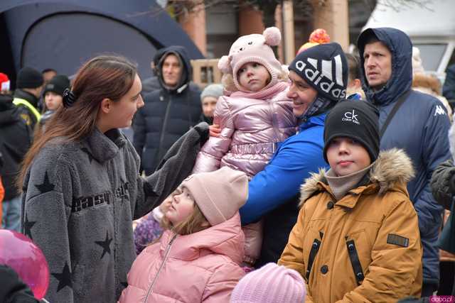 [FOTO] Występy, konkursy i rekordowa liczba stoisk. Ruszył Jarmark Bożonarodzeniowy na ząbkowickim rynku