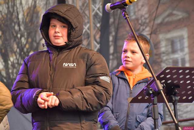 [FOTO] Występy, konkursy i rekordowa liczba stoisk. Ruszył Jarmark Bożonarodzeniowy na ząbkowickim rynku