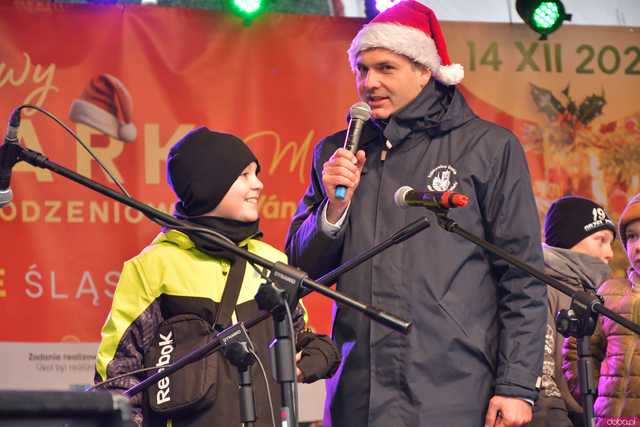[FOTO] Występy, konkursy i rekordowa liczba stoisk. Ruszył Jarmark Bożonarodzeniowy na ząbkowickim rynku