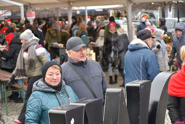 [FOTO] Występy, konkursy i rekordowa liczba stoisk. Ruszył Jarmark Bożonarodzeniowy na ząbkowickim rynku