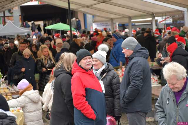 [FOTO] Występy, konkursy i rekordowa liczba stoisk. Ruszył Jarmark Bożonarodzeniowy na ząbkowickim rynku