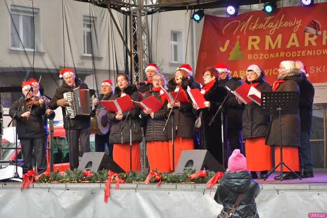 [FOTO] Występy, konkursy i rekordowa liczba stoisk. Ruszył Jarmark Bożonarodzeniowy na ząbkowickim rynku