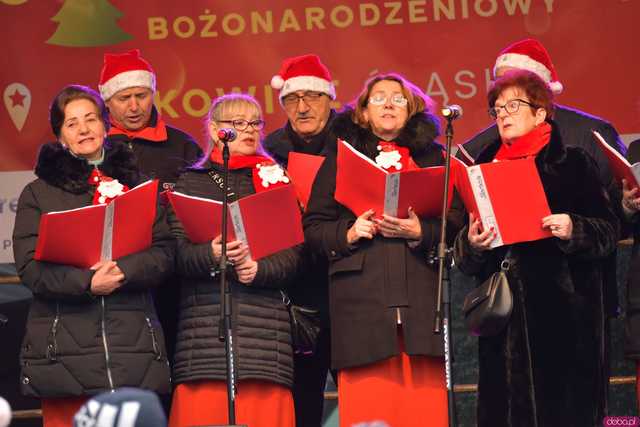 [FOTO] Występy, konkursy i rekordowa liczba stoisk. Ruszył Jarmark Bożonarodzeniowy na ząbkowickim rynku