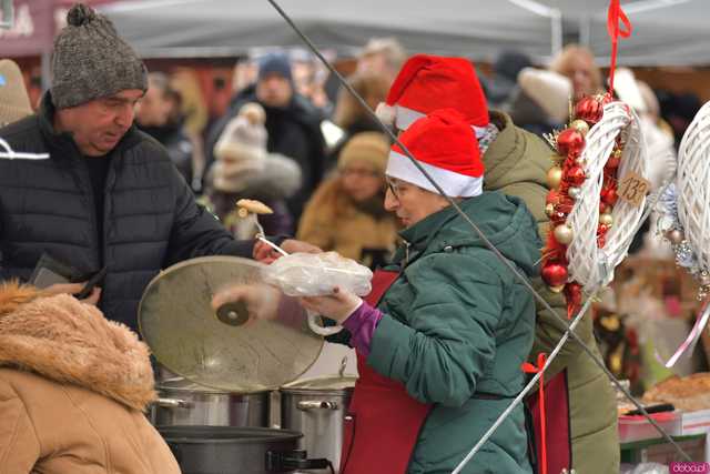 [FOTO] Występy, konkursy i rekordowa liczba stoisk. Ruszył Jarmark Bożonarodzeniowy na ząbkowickim rynku
